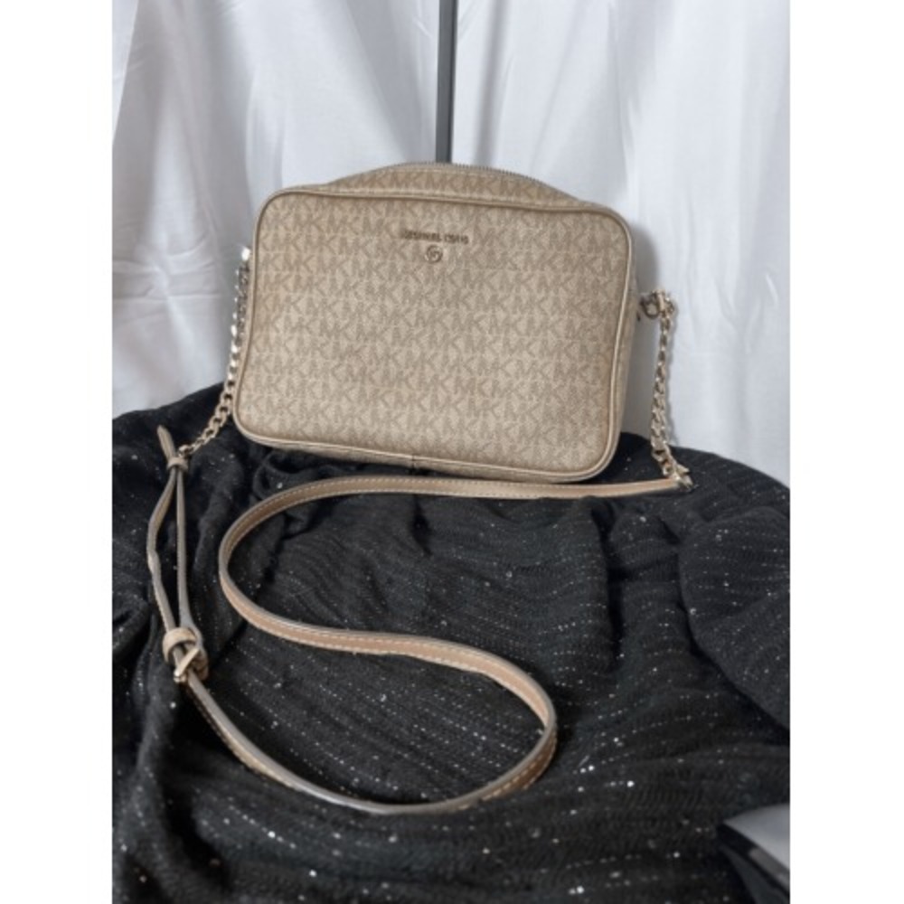 Michael Kors Rose Gold Crossbody‎ Purse Chain Detail